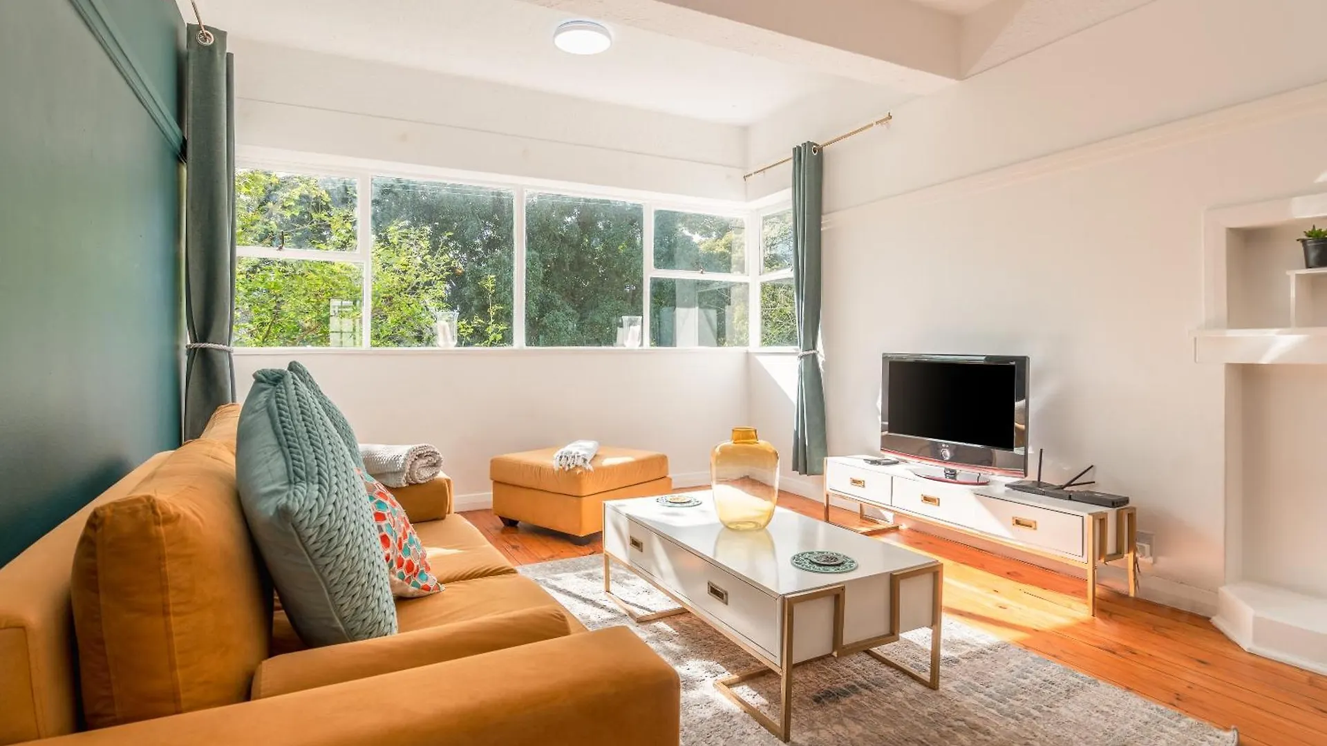 Secure And Modern 2Bed Apartment In Cape Towns Charming Rondebosch South Africa