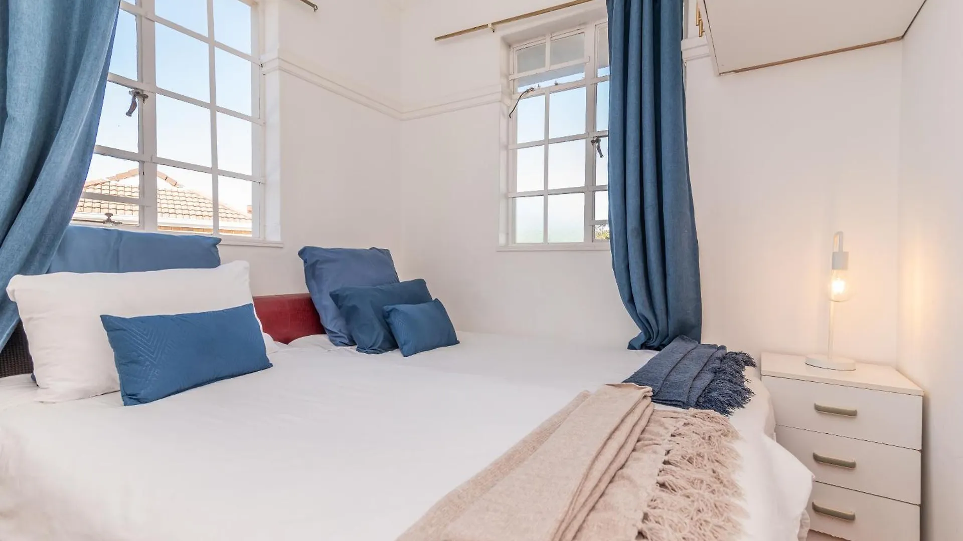 Secure And Modern 2Bed Apartment In Cape Towns Charming Rondebosch South Africa