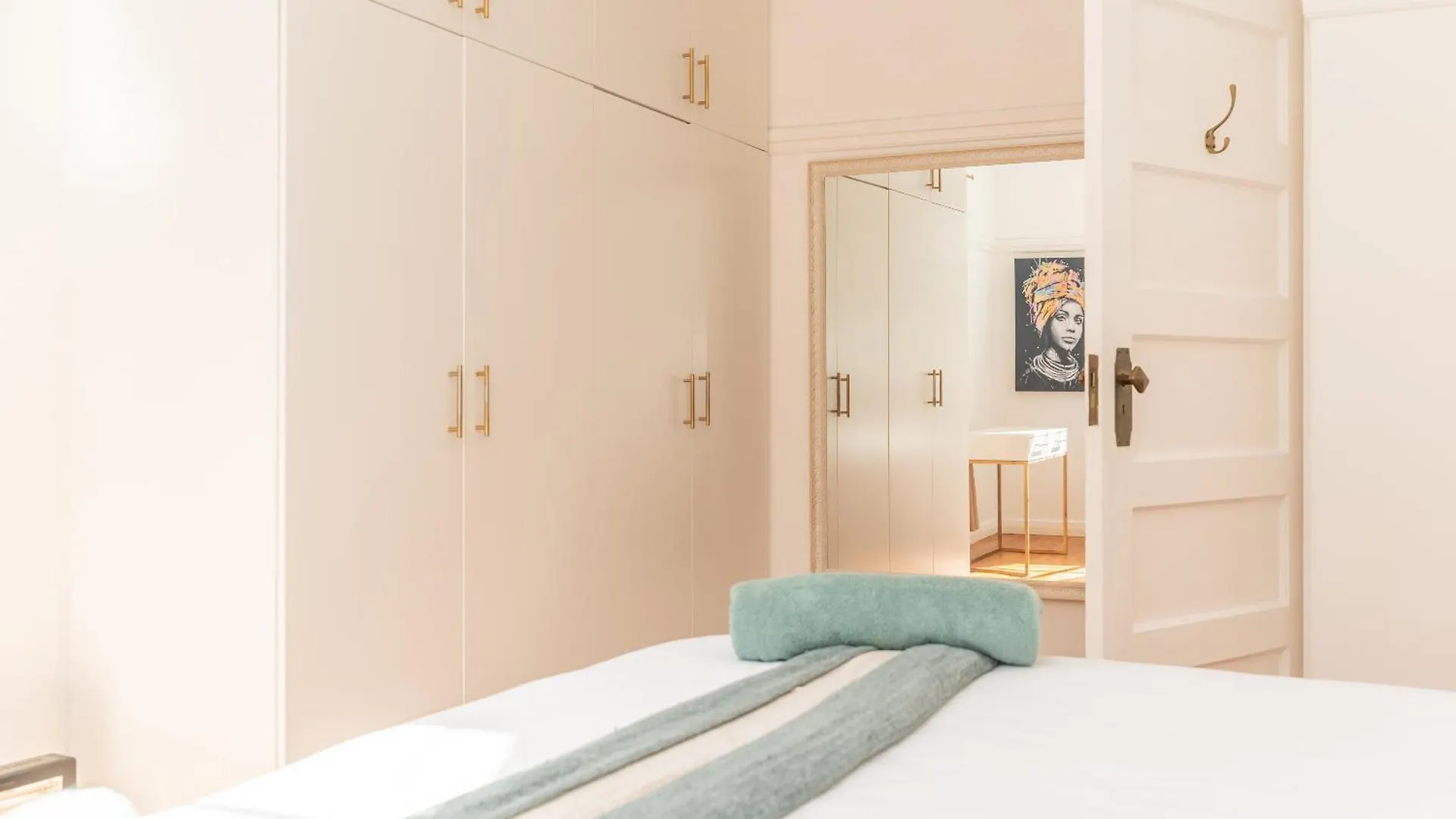 Secure And Modern 2Bed Apartment In Cape Towns Charming Rondebosch 0*,  South Africa