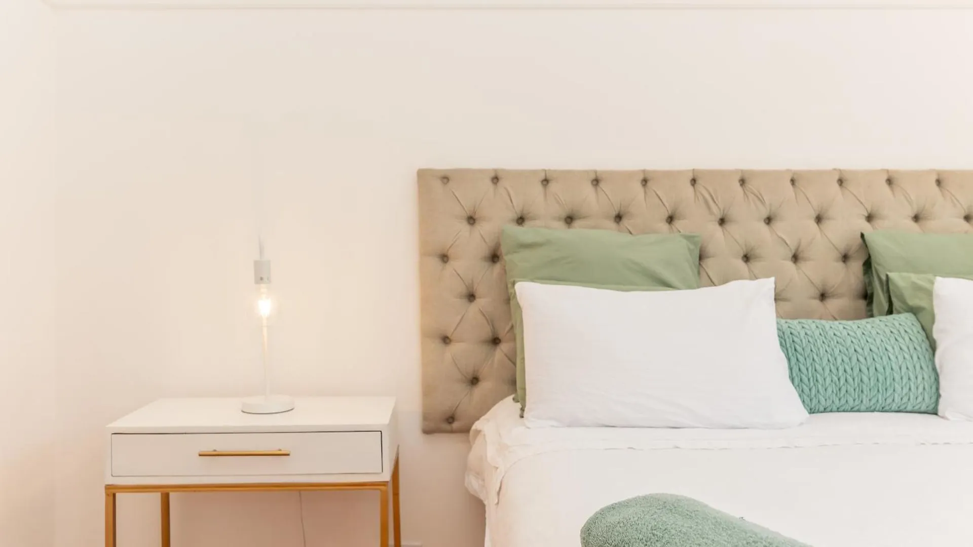 Secure And Modern 2Bed Apartment In Cape Towns Charming Rondebosch