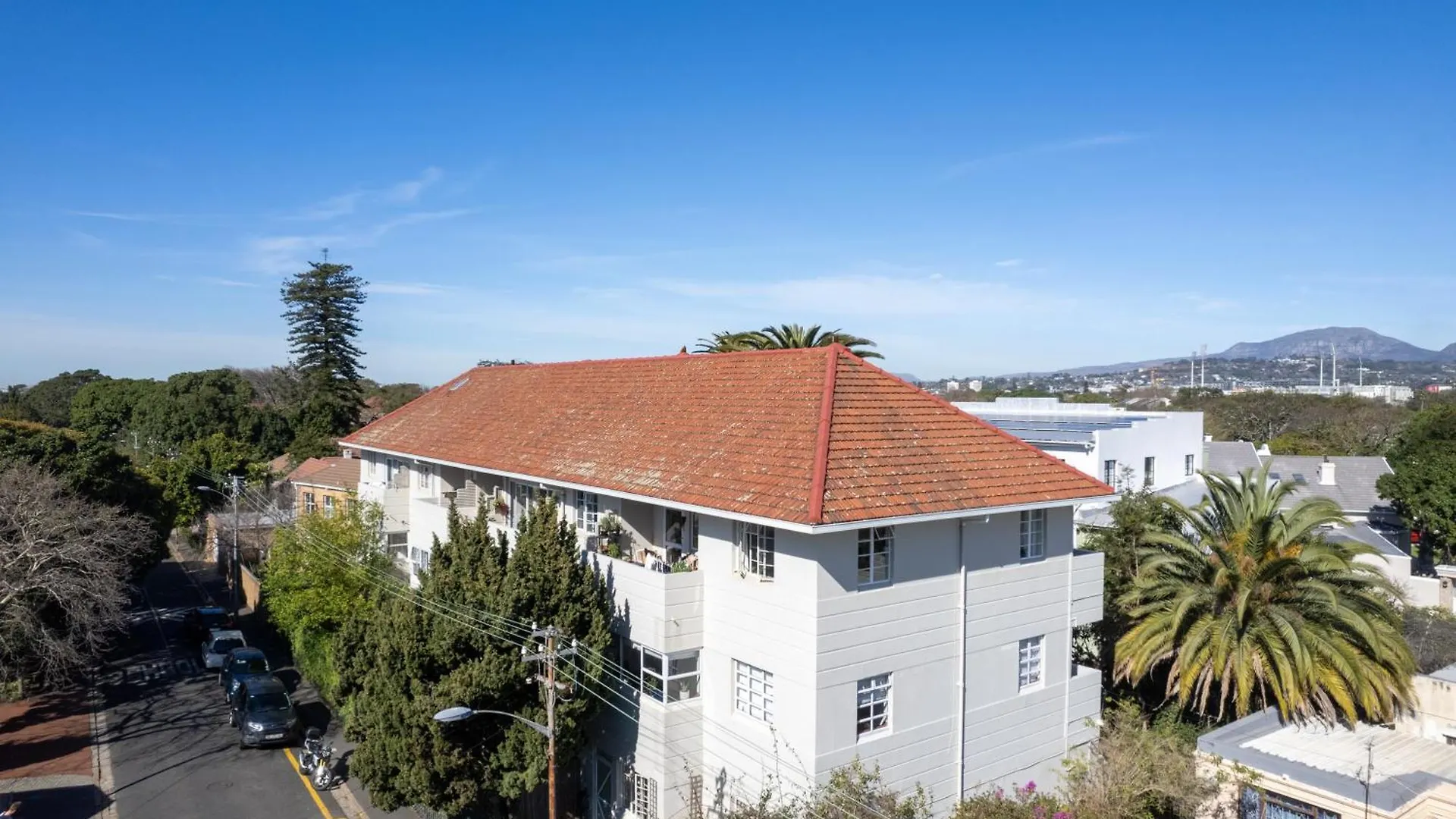 Secure And Modern 2Bed Apartment In Cape Towns Charming Rondebosch