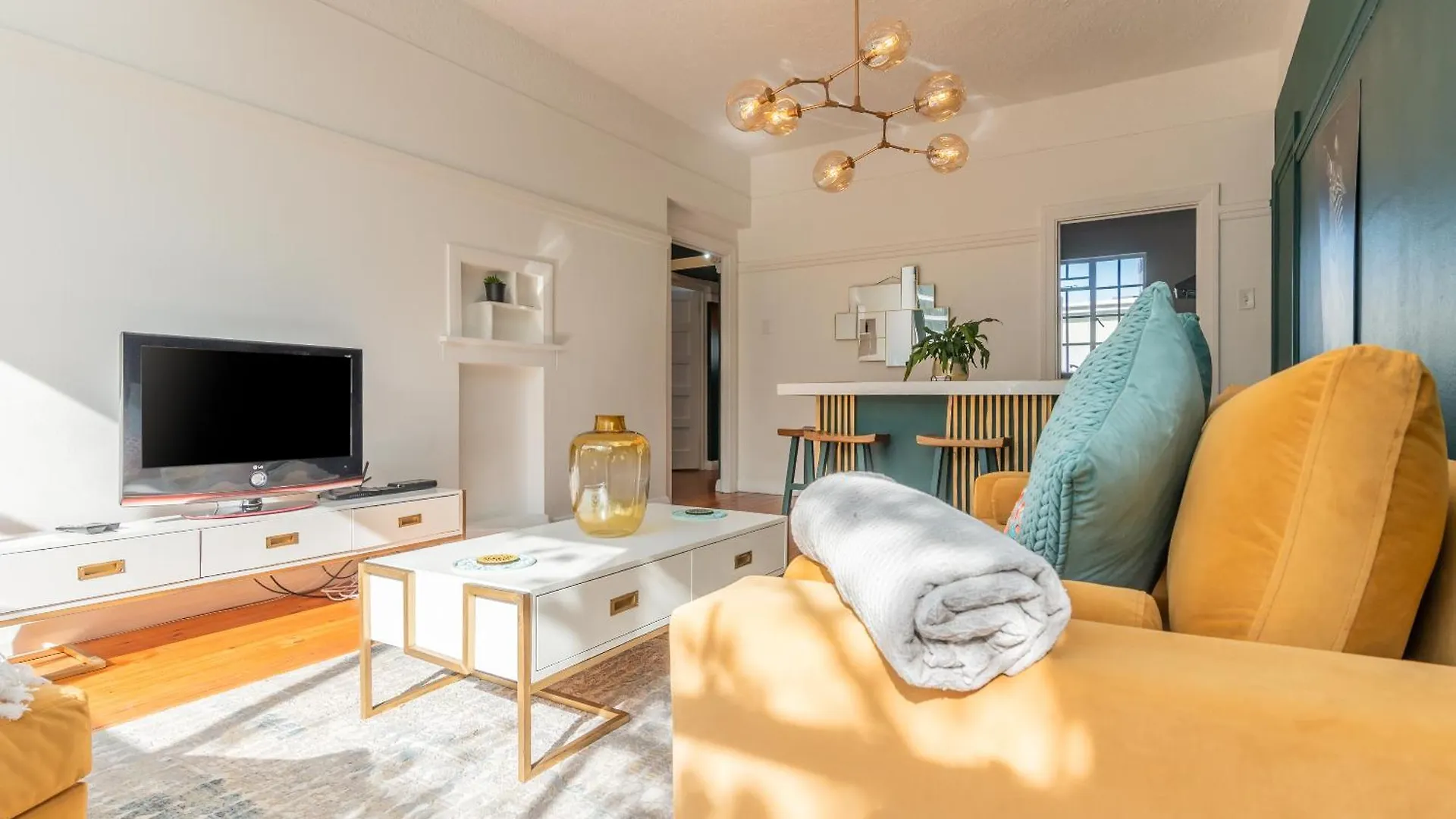 Secure And Modern 2Bed Apartment In Cape Towns Charming Rondebosch