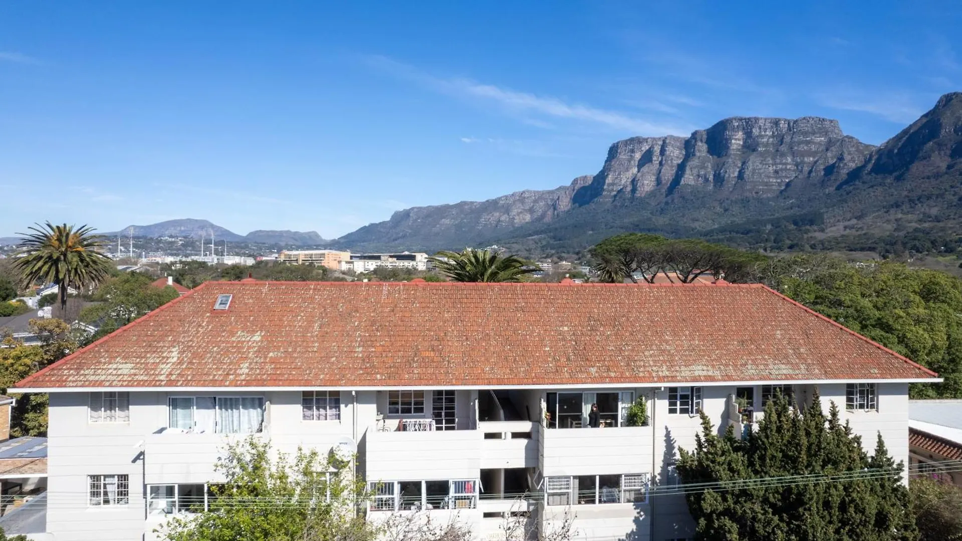 Secure And Modern 2Bed Apartment In Cape Towns Charming Rondebosch