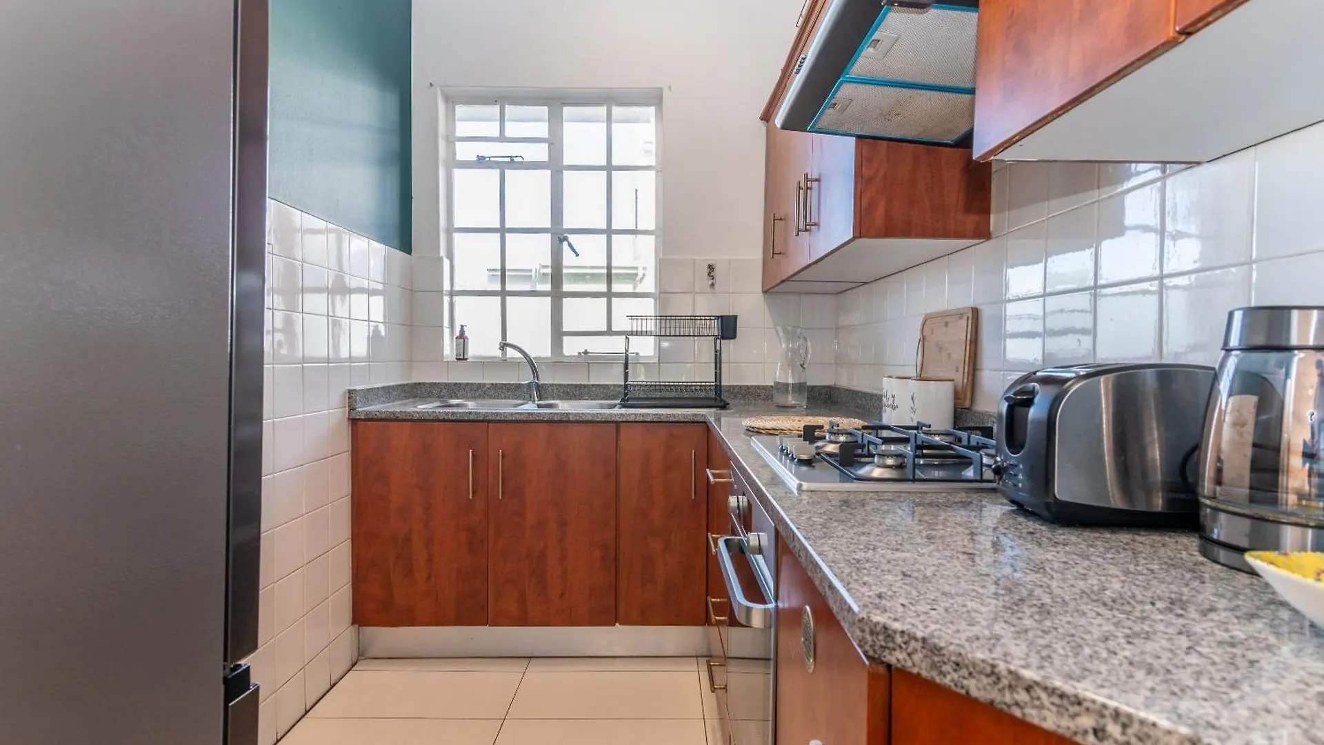 Secure And Modern 2Bed Apartment In Cape Towns Charming Rondebosch