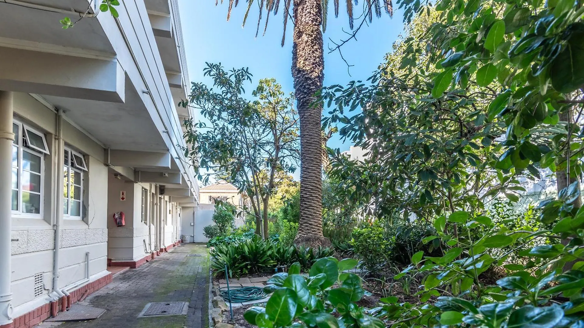 Secure And Modern 2Bed Apartment In Cape Towns Charming Rondebosch